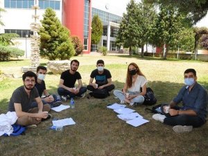 Rektörden öğrencilere çay ikramı