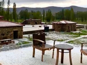 Demirözü’nde fındık büyüklüğünde dolu yağdı