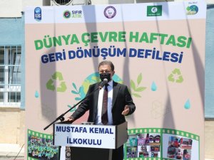 Eyüpsultanlı öğrencilerden geri dönüşüm defilesi