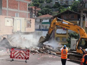 Riskli alan ilan edilen mahallede kepçenin dokunduğu ev yerle bir oldu