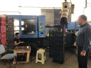 Yolcu, soğuk hava deposunda incelemelerde bulundu