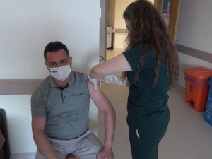 Kafe, restoran çalışanları, berber-kuaförler ve avukatlara aşılama başladı