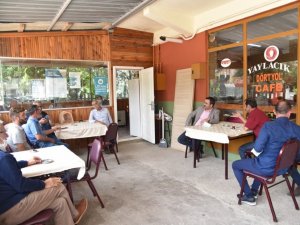 Başkan Özlü vatandaş ve esnafla fikir alışverişini sürdürüyor