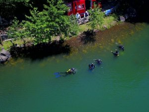 İtfaiye su altında çöp topladı, çevre kirliliğine dikkat çekti