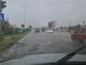 10 dakikalık yağmur yolları göle çevirdi