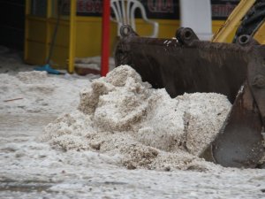 Dolu yağışıyla sokaklar beyaza büründü, dolu yığınları kamyonlarla taşındı