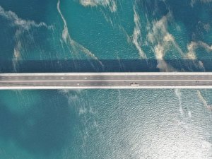 Osmangazi Köprüsü’nü saran deniz salyası havadan görüntülendi