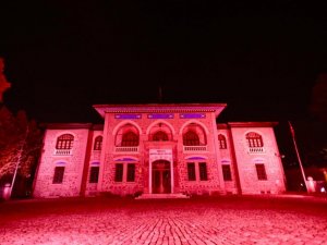 Türkiye’nin sembol bina ve tarihi yapıları Kızılay için kırmızı ışıkla aydınlandı