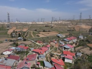 Köyün çevresi yüksek gerilim direkleriyle doldu, vatandaşlar tedirgin oldu