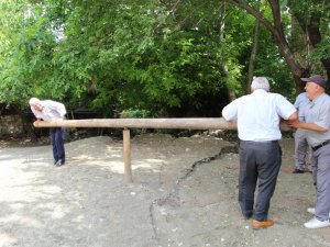 Yaşlılar 50 yıl sonra yeniden kurulan ‘cıngırdak’ ile çocuklar gibi eğlendi