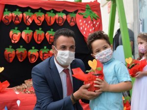 Anaokulu öğrencilerine 3 bin saksıda çilek fidesi dağıtıldı