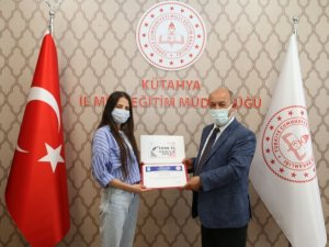 Yarışmada dereceye giren öğrencilere ödül