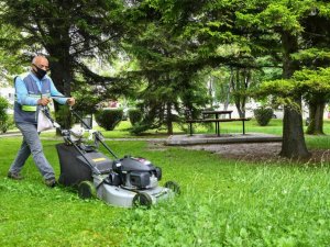Tepebaşı parklarında çim biçme çalışması sürüyor