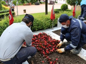 Şehitlikler çiçek açtı