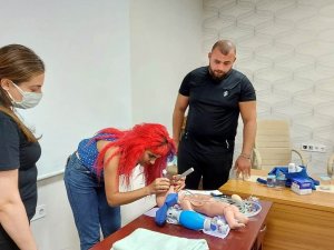 Sağlık çalışanlarına yenidoğan canlandırma eğitimi