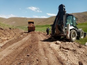 Çaldıran’da tarımsal arazilerde stabilize yol çalışmaları aralıksız sürüyor