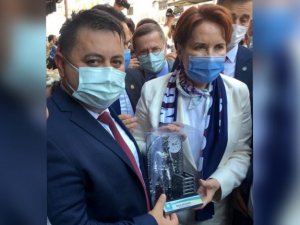 GMİS Genel Başkanı Yeşil, Akşener’e madenci heykeli hediye etti