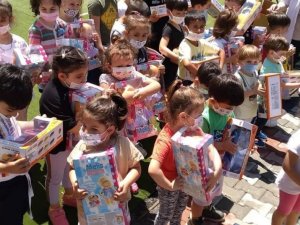 Cumhurbaşkanı Erdoğan, ‘Tayyip dede’ diye seslenen çocuklara oyuncak dağıttı