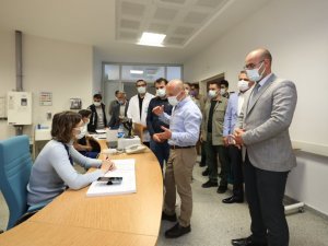 Ağrı Valisi Varol, Covid-19 Aşı Polikliniğini ziyaret etti