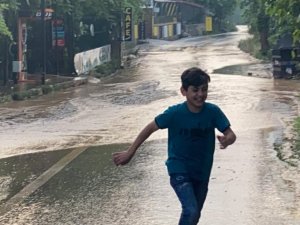 Bursa’da sağanak yağış hayatı felç etti