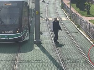 Tramvay yolunda mahsur kalan kaplumbağanın yardımına vatman koştu