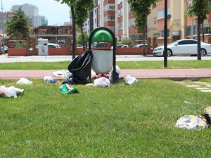 Parkları çöplüğe çevirdiler