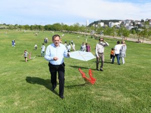 Başkan Demir çocuklarla uçurtma uçurdu