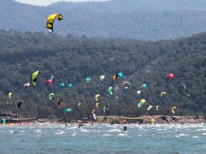 Sahiller sörfçülere kaldı