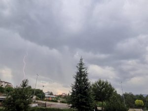 Kısıtlamanın sessizliğini gök gürültüsü ve şimşekler bozdu