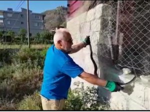 Balıkçı ağına takılan kara yılan kurtarıldı