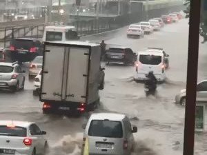 Bursa’da sağanak yağış yolları göle çevirdi