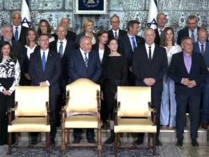 İsrail’de yeni hükümet aile fotoğrafı çektirdi