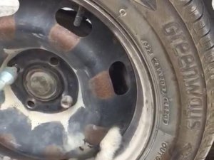 Sıkışan yavru kedi, tekerlek sökülerek kurtarıldı