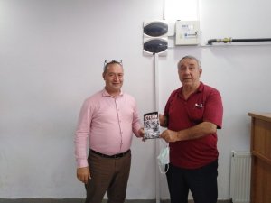 Ünsal: “Soykırım” kitabını Töremen’e hediye etti