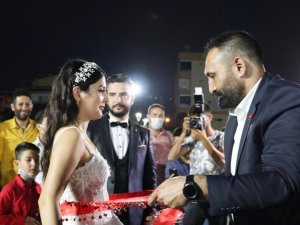 Amca istedi, Başkan Yılmaz gelinin kuşağını bağladı