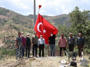 Nazilli Belediyesi’nden Çaylı Mahallesi’ne dev Türk Bayrağı