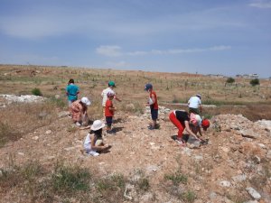 Minik öğrenciler çöp toplayıp, sokak hayvanlarını besledi