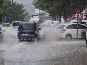 Karabük’te sağanak yağış yolları göle çevirdi