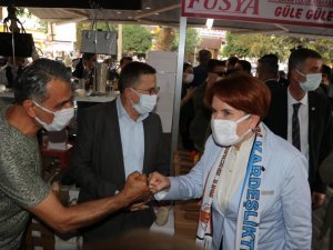 Akşener’in ziyareti sırasında ilçe belediye başkanı ve milletvekilleri makam odasına girmek için korumalarla mücadele verdi