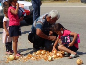’Para etmiyor’ diye Akşener’in önüne döktüğü soğanları gidince geri topladı