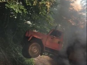 Karadenizli orman işçilerinin zorlu arazideki mücadelesi cep telefonu ile görüntülendi