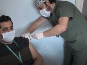 Kuşadası’nda gıda sektörü çalışanları aşılanmaya başladı