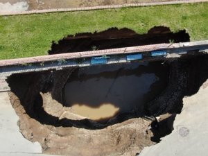 Çöken yolda oluşan çukurun boyutu gün ağırınca ortaya çıktı