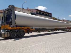 60 metre uzunluğundaki pervaneler böyle taşındı