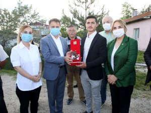 Başkan Deveci’den Türkiye’nin en genç muhtarının vizyonuna övgü