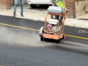 Belediyenin yaptığı yolu TESKİ bozdu