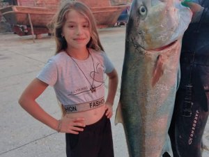 Zıpkınla 37 kiloluk akya balığı yakaladı