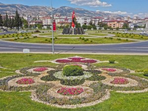 Kahramanmaraş’ta kavşaklar çiçeklerle renklendi