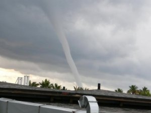 Antalya’da korkutan hortum