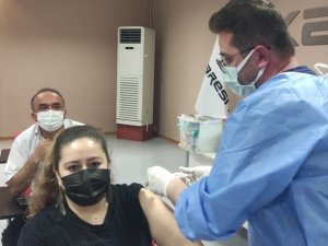 Bursa’da üretim durmuyor, sağlık görevlileri çalışanları işyerinde aşılıyor